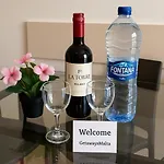 Islet Promenade Seafront With Large Corner Terrace By Getawaysmalta Apartmán *