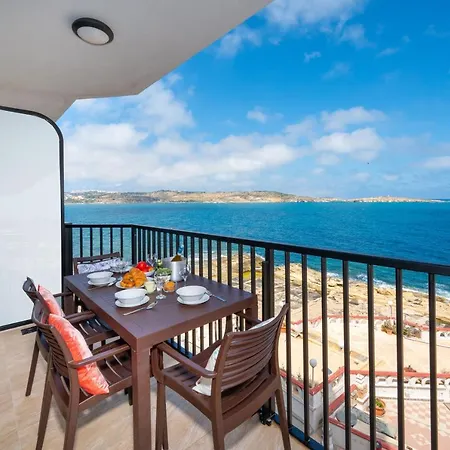 Islet Promenade Seafront With Large Corner Terrace By Getawaysmalta Appartement