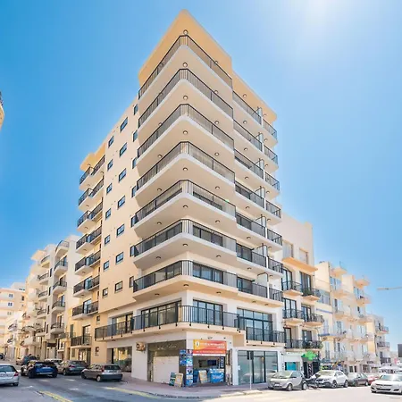 Islet Promenade Seafront With Large Corner Terrace By Getawaysmalta Appartement