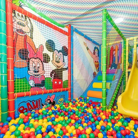 Daire Islet Promenade Seafront With Large Corner Terrace By Getawaysmalta *