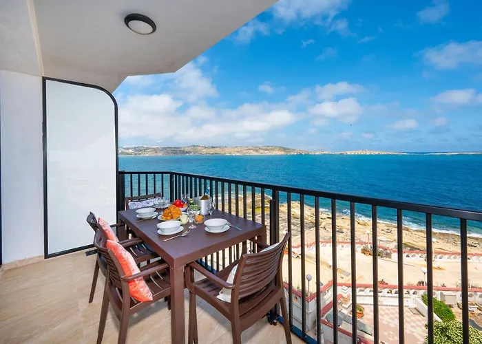 Islet Promenade Seafront With Large Corner Terrace By Getawaysmalta Apartman