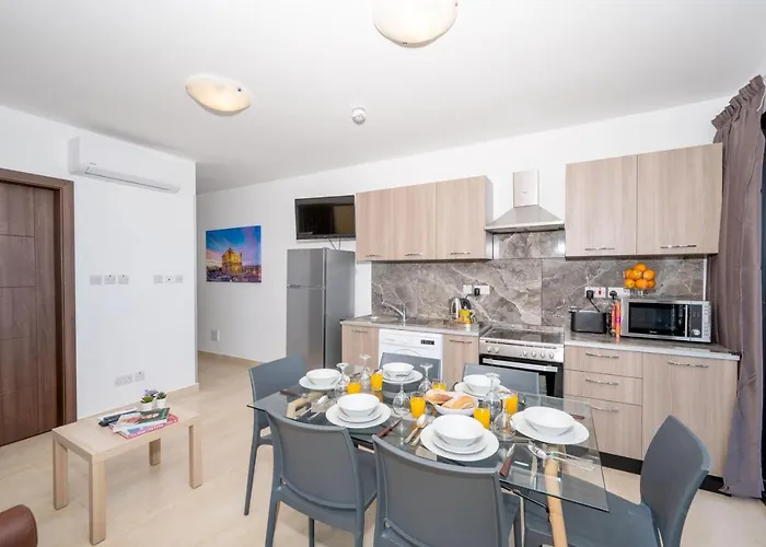 Islet Promenade Seafront With Large Corner Terrace By Getawaysmalta Apartman San Pawl il-Baħar