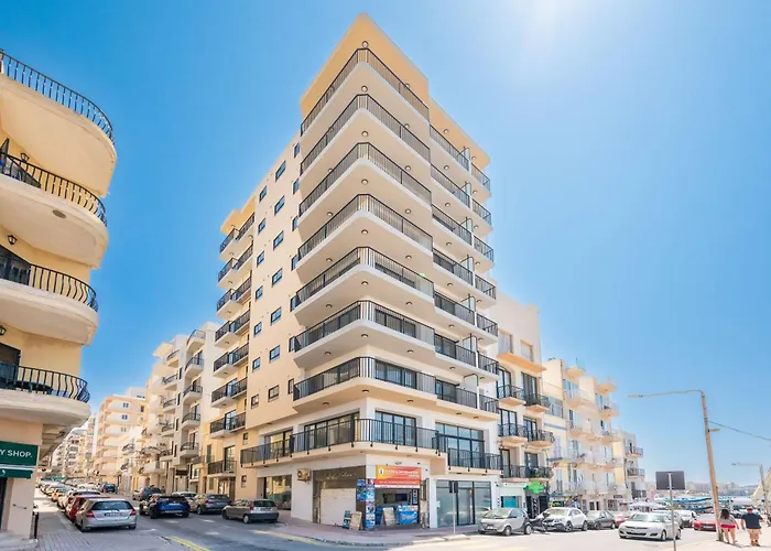 Islet Promenade Seafront With Large Corner Terrace By Getawaysmalta Apartman