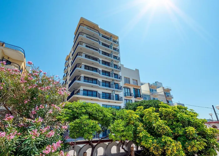 Islet Promenade Seafront With Large Corner Terrace By Getawaysmalta Apartman