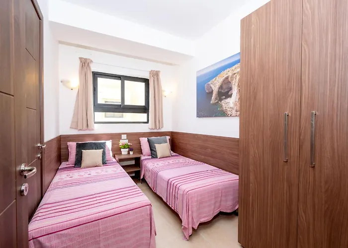 Apartman Islet Promenade Seafront With Large Corner Terrace By Getawaysmalta *