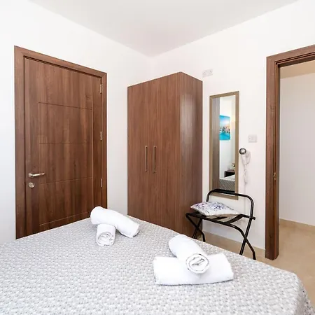 Islet Promenade Seafront With Large Corner Terrace By Getawaysmalta * 圣保罗湾城