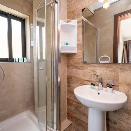 公寓 Islet Promenade Seafront With Large Corner Terrace By Getawaysmalta